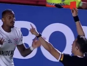 Ex-Bahia é expulso após agredir assistente de arbitragem em jogo da Sulamericana; assista