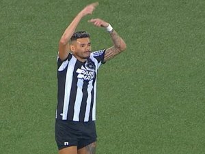Tiquinho deixa o campo machucado e Botafogo pode ficar sem centroavante nos próximos jogos; entenda