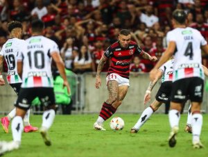 Atacante do Flamengo é cobrado por suposta dívida com mansão milionária