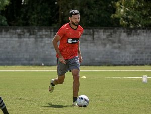 Alan Santos se recupera de lesão no pé e volta a treinar no Vitória
