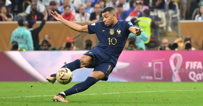 Mbappé se torna o 2º jogador a marcar hat-trick em final de Copa