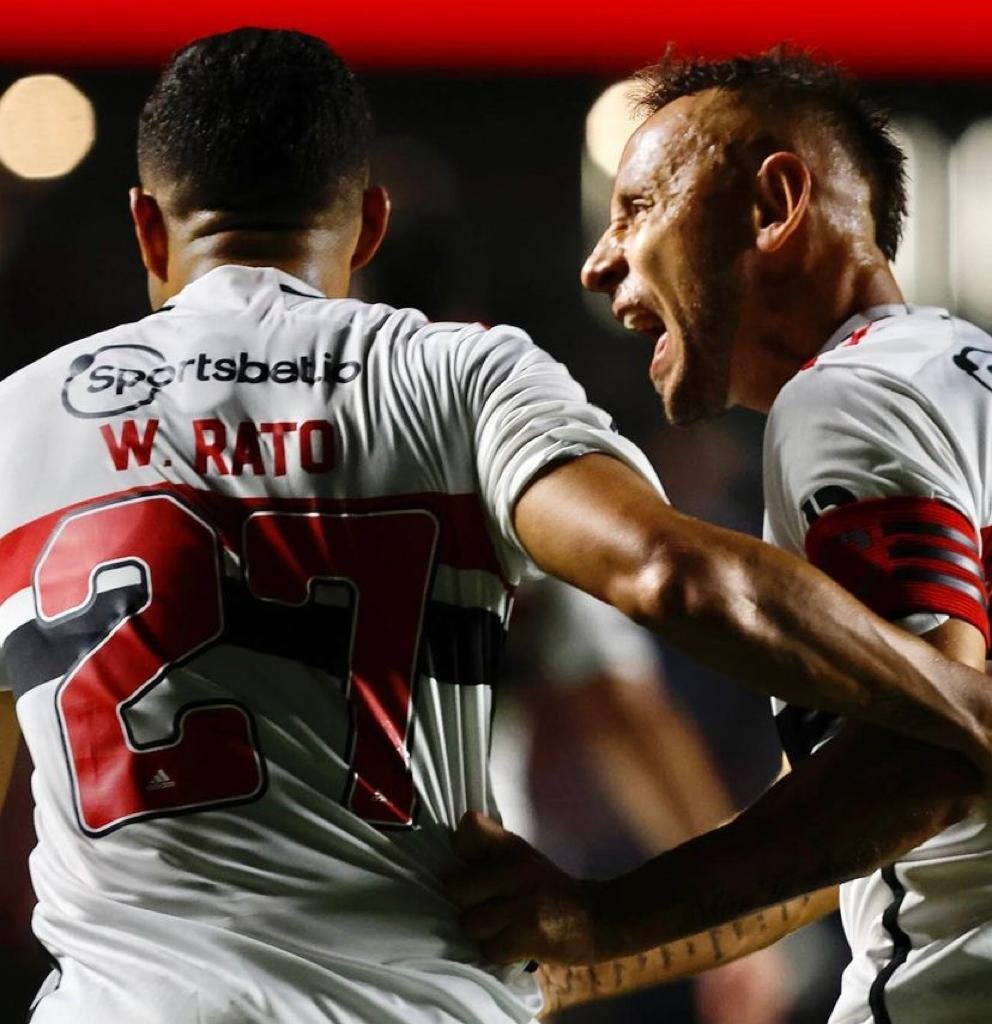 Clássico  Corinthians vence o São Paulo pelo jogo de ida na Copa