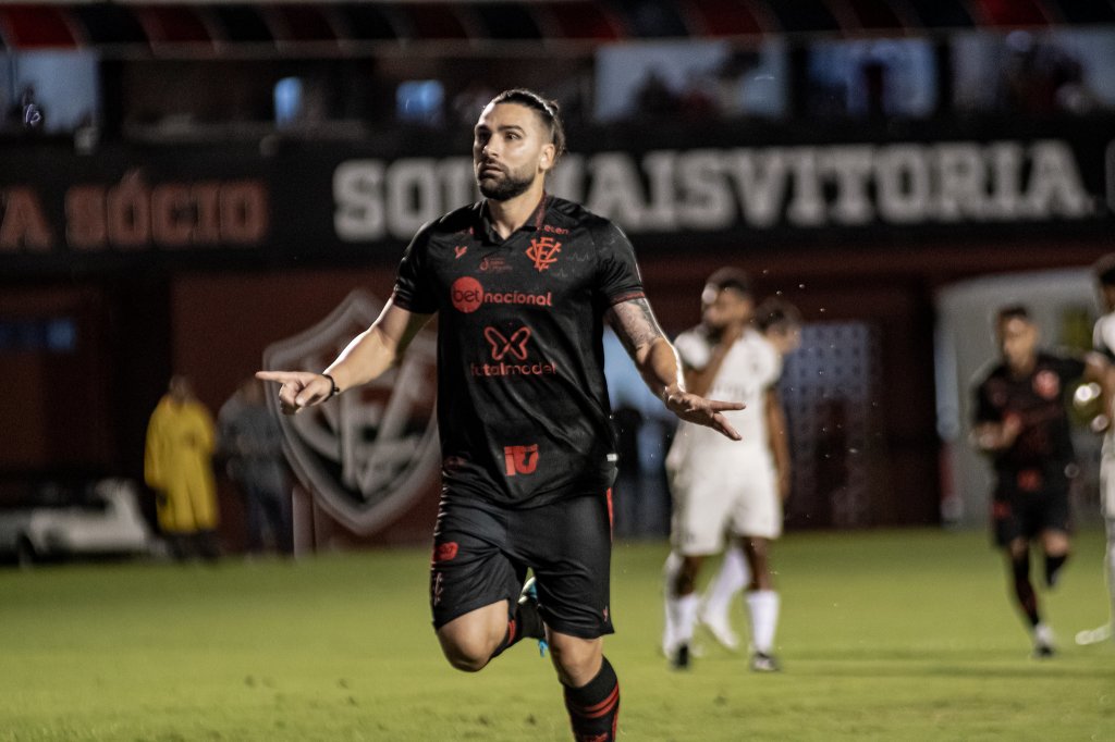 Vitória vence o Botafogo-SP e é líder isolado da Série B - UrandiOnline