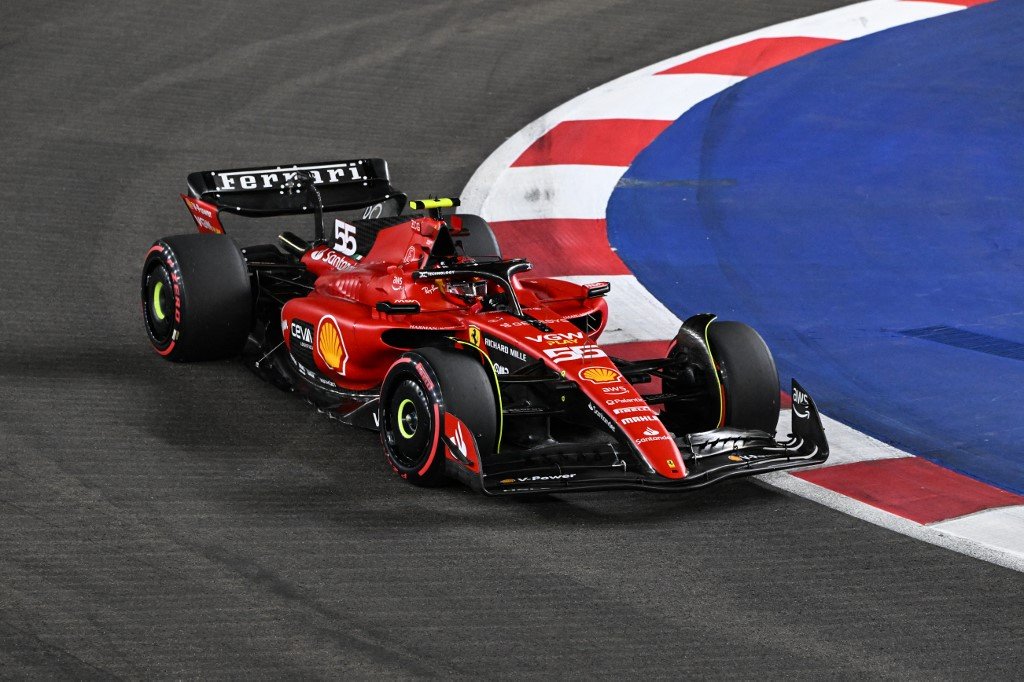 Sainz larga na pole do GP da Singapura e Verstappen fica fora do