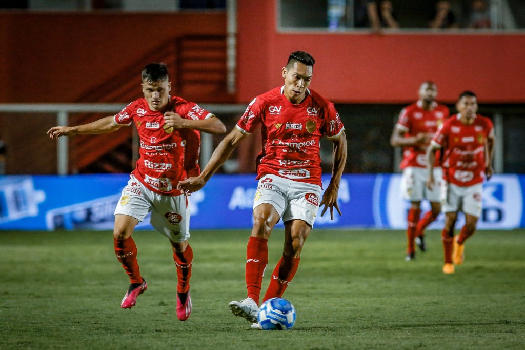 Sai zica! Com direito a 'lei do ex' e gol de pênalti, Vila Nova derrota o  Botafogo-SP e volta a sonhar com uma vaga no G4