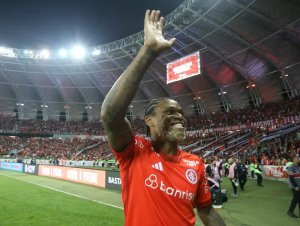 Luiz Adriano é regularizado e aguarda estreia pelo Vitória na Copa do Nordeste; saiba detalhes
