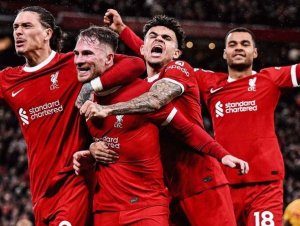 Liverpool vence lanterna em casa e pula para liderança da Premier League; confira