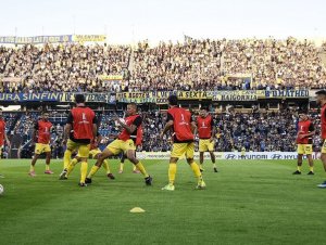 VÍDEO: Jogador recebe pedrada de torcedor de clube rival na Copa Libertadores