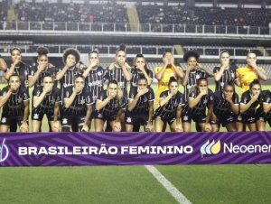 Jogadoras protestam contra técnico do Santos por denúncias de assédio