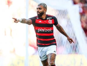 Gabigol é aplaudido pela torcida do Flamengo em Manaus após aparecer com camisa do Corinthians 