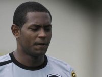 Jobson termina período de testes, mas segue afastado no Botafogo