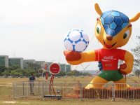 Mascote da Copa de 2014 é atacado em Brasília