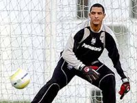 Ex-goleiro do Vitória deve voltar a jogar futebol em 2013