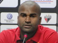 Ex-zagueiro do Vitória quer ficar no Atlético/GO