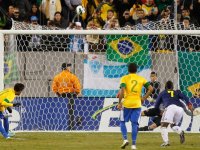 Penalti perdido por Neymar vira alvo de gozação na internet