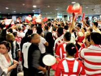 Torcida do Náutico faz festa no aeroporto após empate com o Bahia