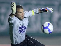 Aos 40 anos, Harlei renova contrato com o Goiás