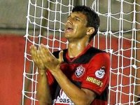 Bahia tenta 'fisgar' Neto Baiano do futebol japonês