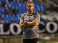Botafogo anuncia renovação de contrato com treinador