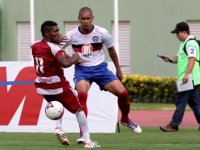 Zagueiro promovido do time B é solução caseira do Bahia para 2013
