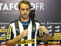 Rodrigo Defendi se apresenta no Botafogo e comemora acerto