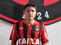 Meia que passou pelo Bahia em 2011 renova com o Atlético (PR)
