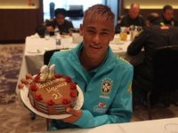 Neymar completa 21 anos e ganha bolo na Seleção Brasileira