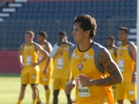 Caio Jr. confirma Victor Ramos titular; Zagueiro comemora