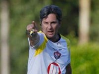 Caio Júnior elogia equipe e critica atuação do árbitro