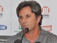 Caio Júnior enaltece a postura e humildade do elenco do Vitória