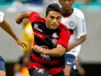 Adaptado ao Vitória, Maxi está perto de superar marca no Flamengo