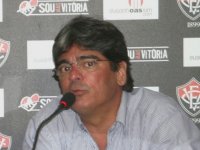 Carlos Falcão confirma negociação do Vitória com a Caixa