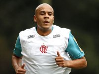 Flamengo aceita pagar parte do salário para liberar Alex Silva