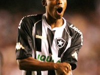   Meia ex-Botafogo interessa ao Vitória