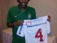  Bahia presenteia Daniel Alves e Dante com camisa do clube