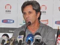 Caio Júnior cobra contratações a diretoria do Vitória