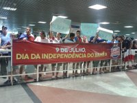 Torcida do Bahia faz grande recepção para jogadores com faixas no Aeroporto