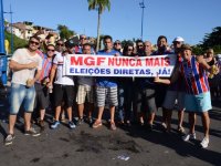 Grupo de tricolores protestam contra MGF na Arena
