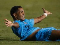 Jovem revelado pelo Vitória assume titularidade no Santos