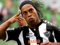 Antes de enfrentar o Vitória, Ronaldinho garante permanência no Galo