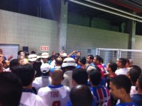 Torcedores do Bahia protestam contra isolamento de acesso na Arena