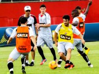 Sem Ney Franco, Vitória treina antes de viajar para Curitiba