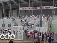 Arena troca escudo do Vitória e torcedores vão à loucura