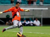 Jogadores do Vitória reclamam de terceiro gol do São Paulo