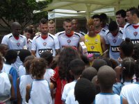  Jogadores do Vitória recebem visita de crianças em treino