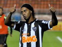 Galo terá time misto e Ronaldinho Gaúcho contra o Vitória