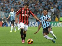 Pretendido pelo Flamengo, Léo fica em definitivo no Atlético-PR