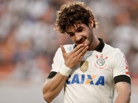Corinthians e São Paulo realizam troca de jogadores que custaram milhões