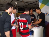 Jogadores do Vitória visitam exposição sobre futebol