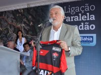 Bola fora: governador se recusa a colocar camisa do Vitória